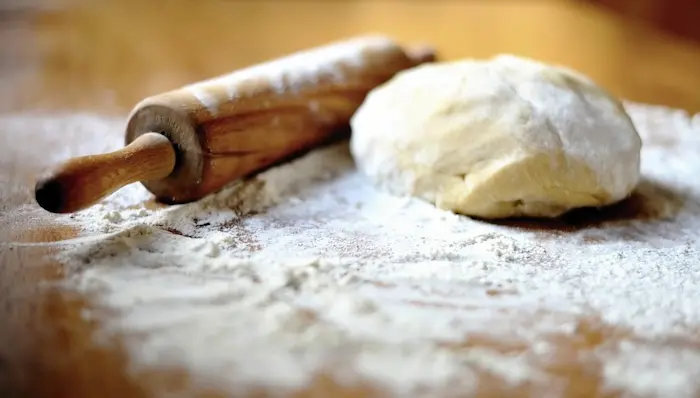 La fabrication d'un pain pour les recettes étudiantes faciles