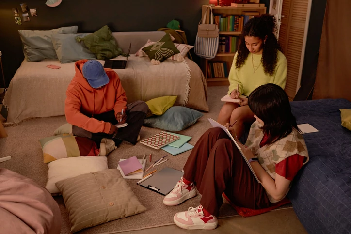colocation à Paris 11 : un groupe d'étudiant étudie dans la salle commune. Convivialité et entraide, plus cohabitation.