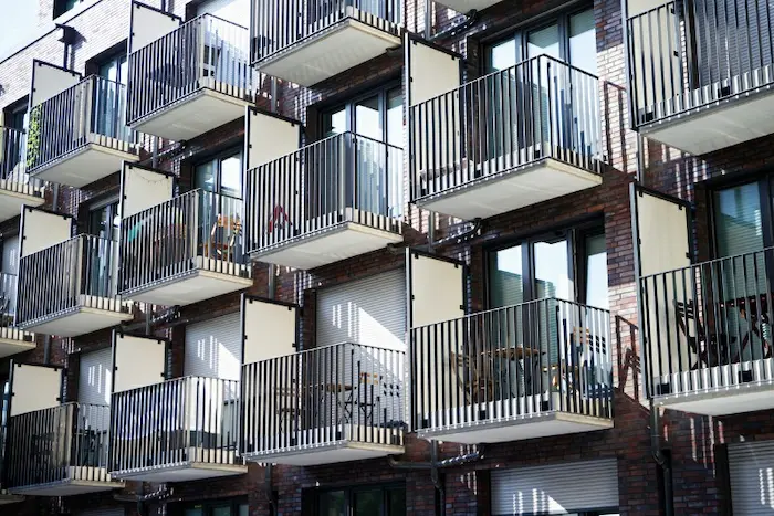 Résidence universitaire à Angers : une vue de dehors d'une résidence avec les balcons.
