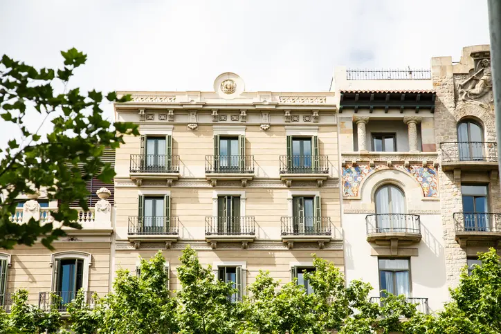 Vue sur un beau bâtiment parisien, idéal pour louer un appartement étudiant à Paris, avec balcon, près des universités prestigieuses de la capitale.