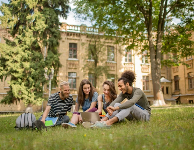 résidence étudiante à saint-Etienne : des étudiants collaborent ensemble dans le campus.