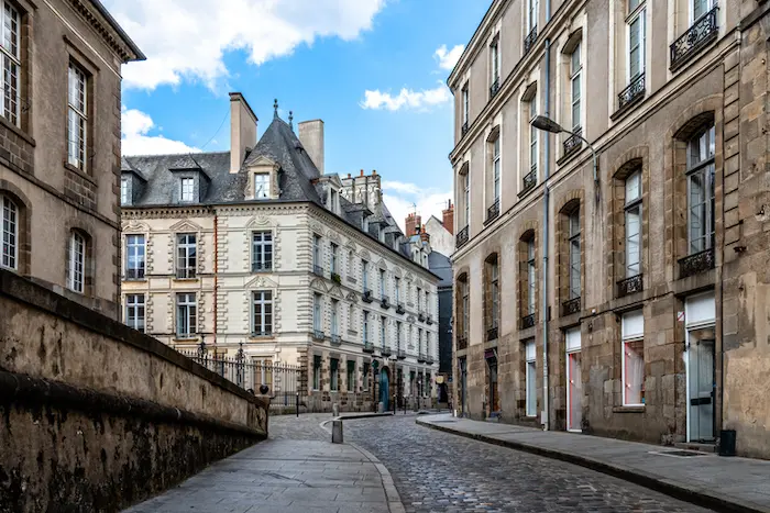 Photo d'un quartier calme de Rennes, avec vue sur les bâtiments de logement étudiant Rennes et sur les ruelles.
