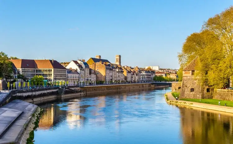 Vue sur la ville de Besançon, ville connue pour son charme et le coût abordable de la colocation à Besançon