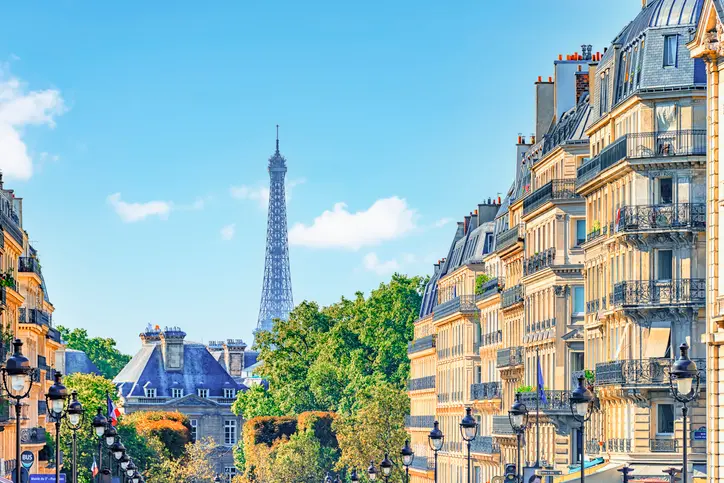 Vue sur un quartier de Paris, sur une belle rue et des beaux bâtiments idéaux pour une colocation.