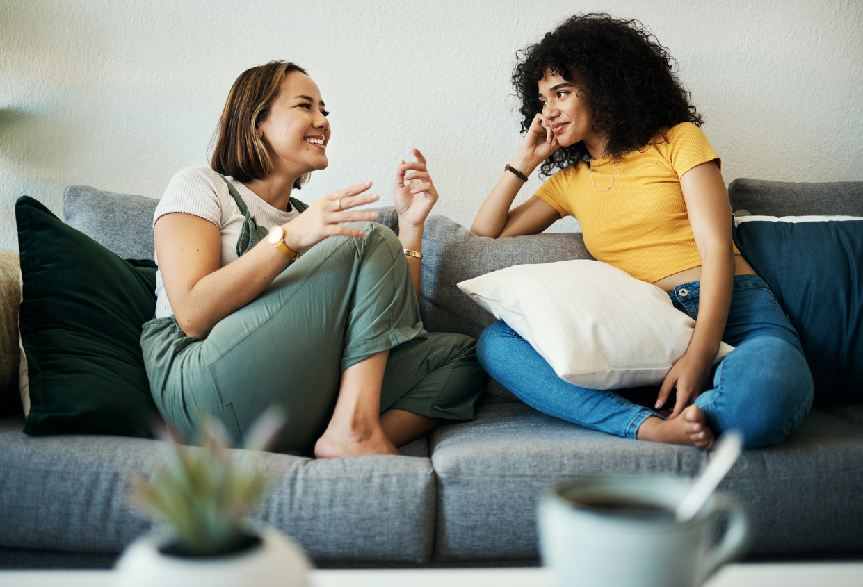 Étudiantes installées dans un salon commun de coliving à Dijon, espace chaleureux avec mobilier confortable et déco soignée.