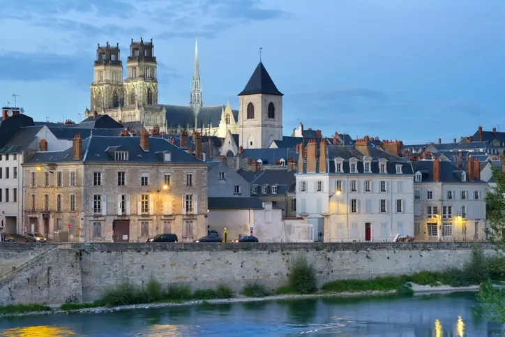 Photo de la ville d'Orléans France, avec une vue sur les bâtiments, mettant en avant la splendeur de la ville et l'attrait de la colocation à Orléans
