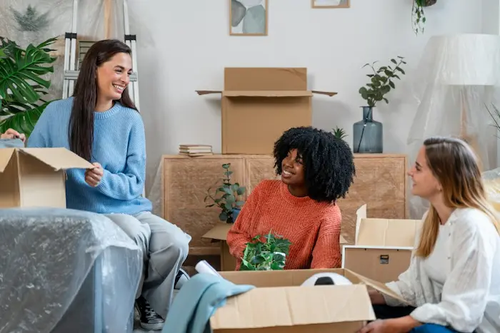 Des étudiantes discutent et envisagent la possibilité d'une sous-location étudiante