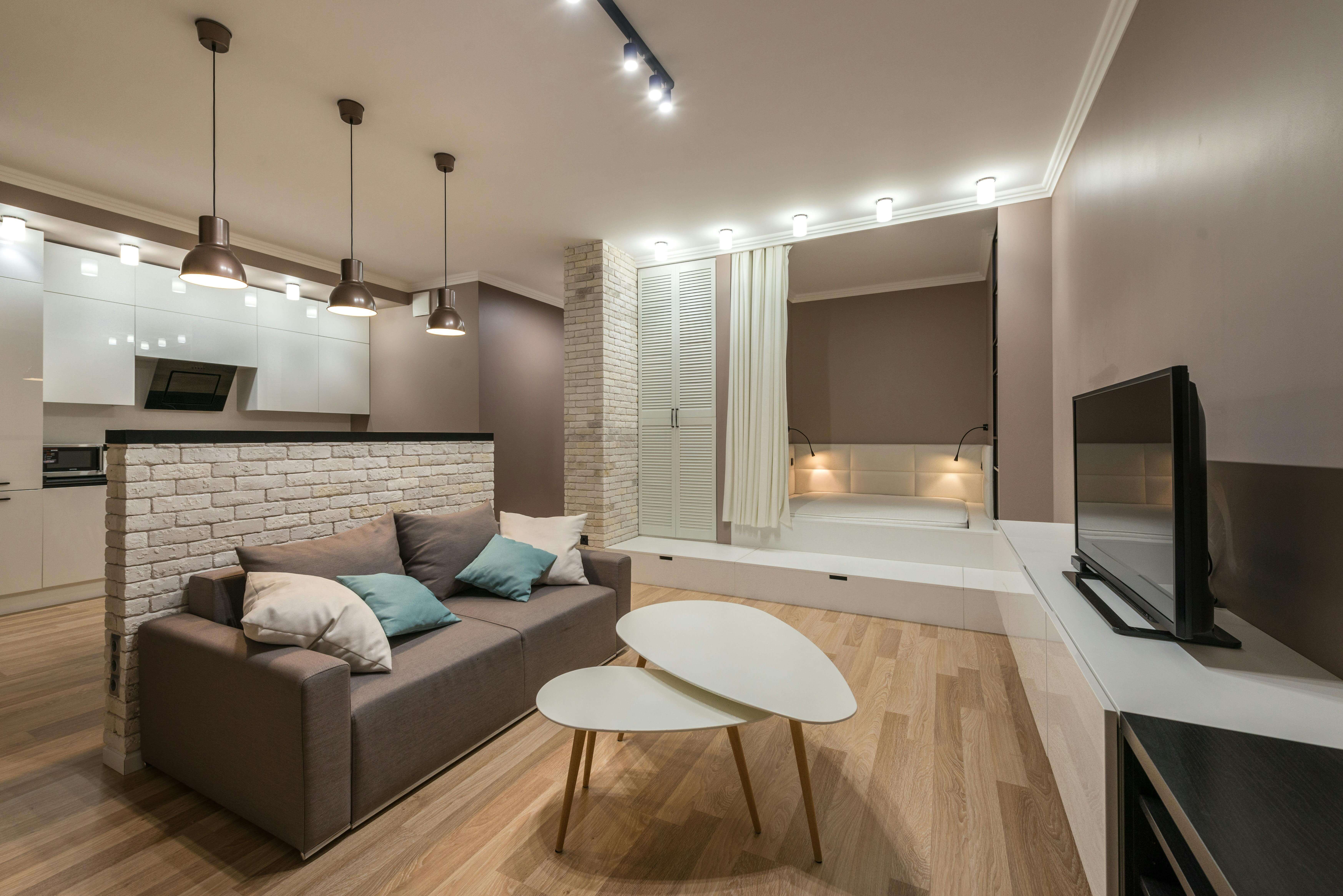 Un appartement étudiant moderne. Il comporte les meubles essentiels tels que le salon, le lit et la télévision.