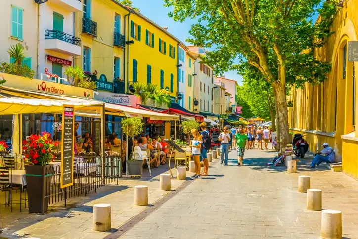 Centre-ville d'Antibes, mettant en valeur le charme de cette ville et la colocation à Antibes dans ses logements de charme. 