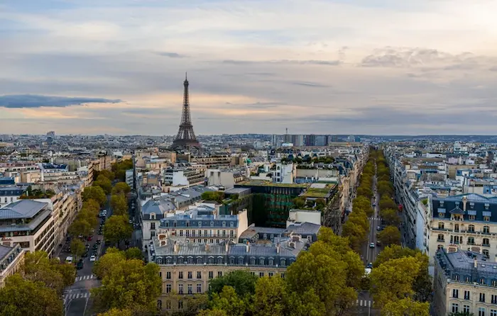 Vue aérienne sur la ville de Paris, mettant en avant la beauté de la ville et l'attrait de la location appartement Paris 9