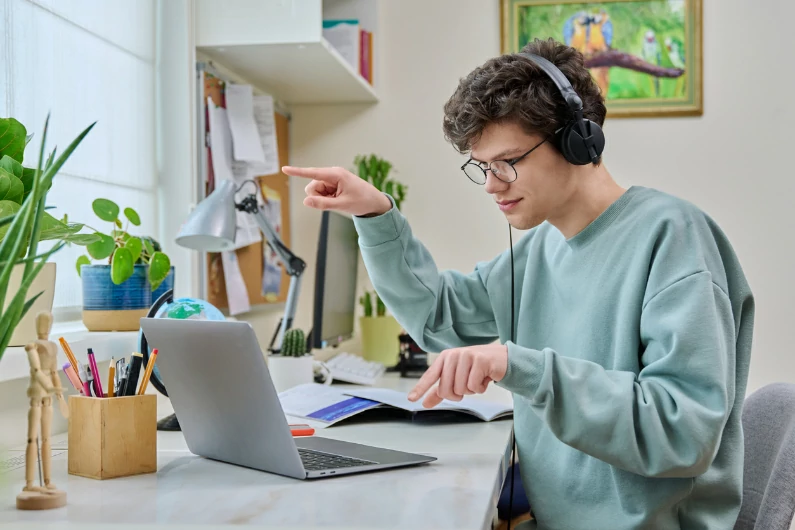 résidence étudiate à Bagnolet : un étudiant est en train de vérifier les dates d'examen. Il vérifie son programme et révise pour. Vie étudiante à Bagnolet. Logement étudiant.