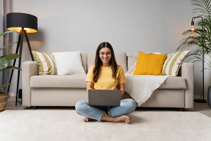Etudiante dans son logement étudiant gratuit, grâce aux aides et astuces ImmoJeune