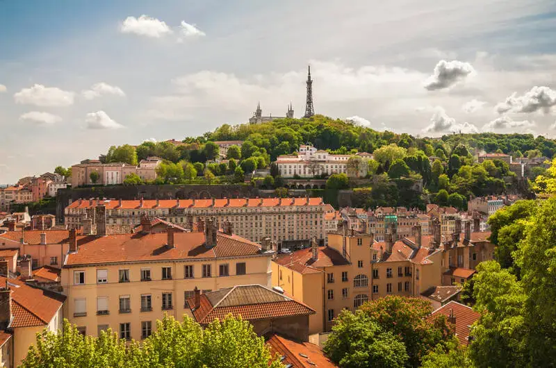 Vue sur la charmante ville lyonnaise, mettant en avant la beauté du quartier, expliquant pourquoi les jeunes décident de se loger à Lyon.