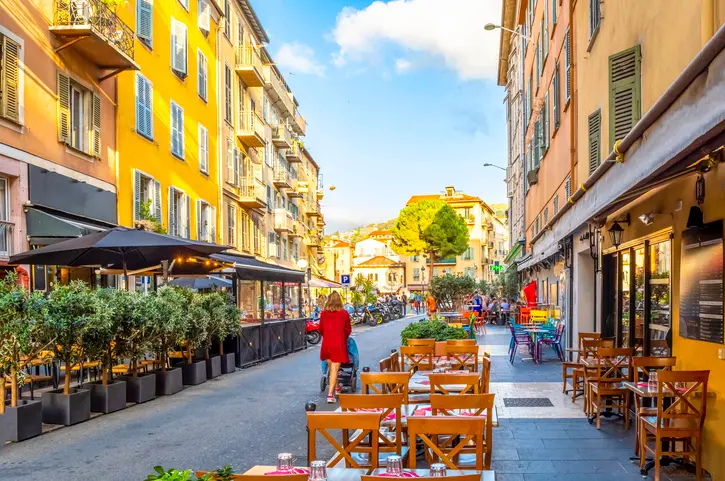 Photo d'une rue paisible avec des bâtiments et des commerces, idéal pour un logement étudiant Nice