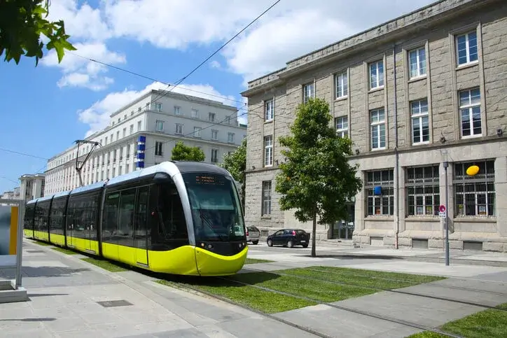Vue sur le centre de Brest, les bâtiments dans la photo abritent des logements en colocation à Brest, à deux pas des transports en commun.