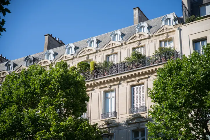 Vue sur un bâtiment de Paris, mettant en valeur la beauté des bâtiments de la ville. L'attrait de la ville auprès des jeunes explique la demande en logement étudiant Paris 20.