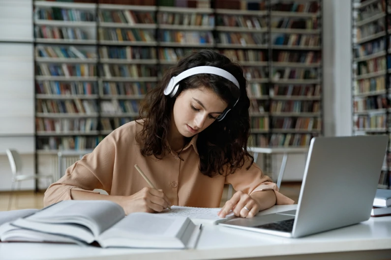résidence étudiante à Bagnolet : une étudiante est en train de réviser seule ses cours à la bibliothèque de l'université. Routine étudiante. Vie universitaire.