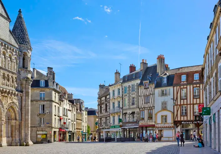 Photo de la ville de Poitiers, un quartier animé apprécié par les étudiants à la recherche d'un logement étudiant à Poitiers