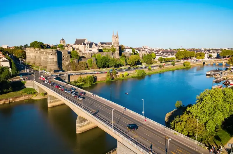 Vue sur la ville d'Angers, mettant en valeur la splendeur de la ville et de la colocation à Angers.