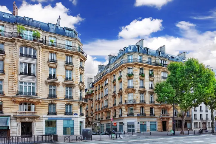 Vue sur un immeuble à Paris, mettant en avant la beauté et l'élégance de la ville où la location appartement Paris 13 est très disputée