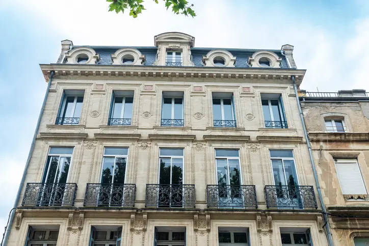 Photo d'un bâtiment à Paris, mettant en valeur le charme et le standing d'un appartement étudiant à Paris.