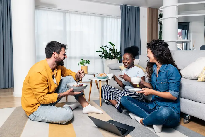 Colocataires dans leur appartement à Aix-en-Provence. L'image met en avant le lien qui unit les jeunes en colocation à Aix-en-Provence.