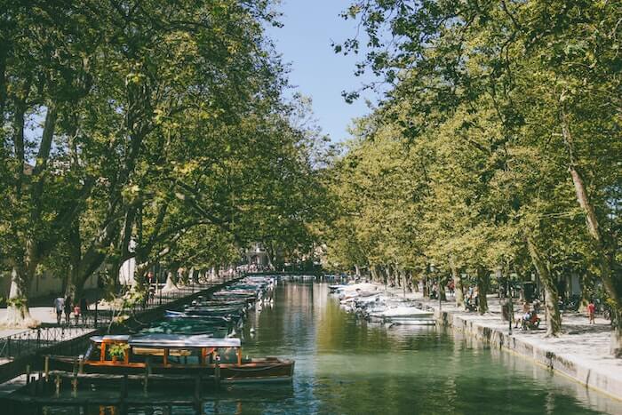 logement étudiant à Annecy : photo de la ville d'Annecy. les étudiants aiment faire des sorties en dehors des cours. C'est l'occasion de le faire.