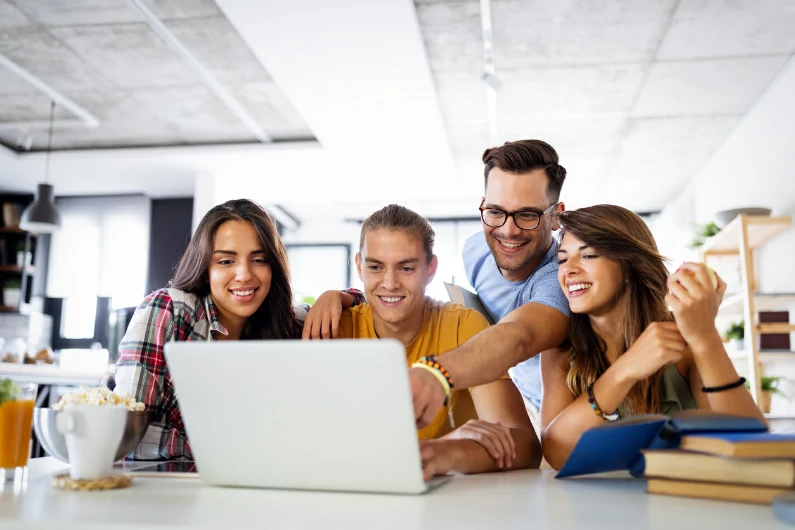 résidence étudiante à Cesson-Sévigné : des étudiants se réunissent pour organiser une sortie entre amis. Ils cherchent un bon endroit depuis les annonces en ligne.Routine étudiante et universitaire.