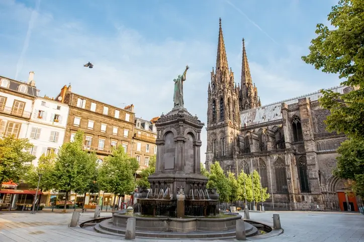 Ville de Clermont-Ferrand, mettant en valeur son charme, sa tranquillité et son dynamisme. Des atouts qui attirent les étudiants dans les logements en colocation à Clermont-Ferrand.