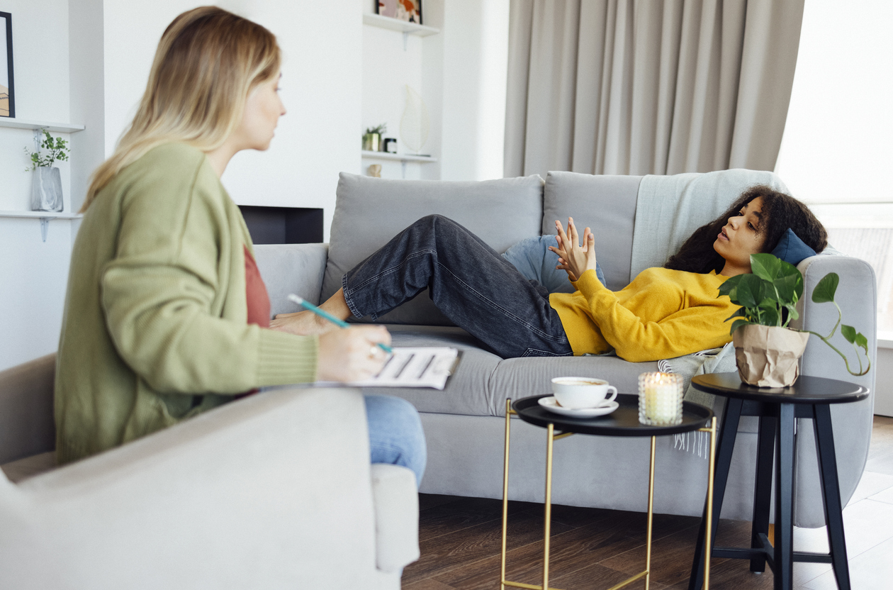 Deux colocataires en coliving à Milan dans un salon partagé.