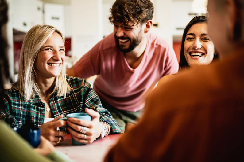 résidence étudiante à Bourges : vivre dans les résidences étudiantes favorisent les rencontres entre jeunes. C'est une occasion de découverte et de liaison en milieu universitaire.