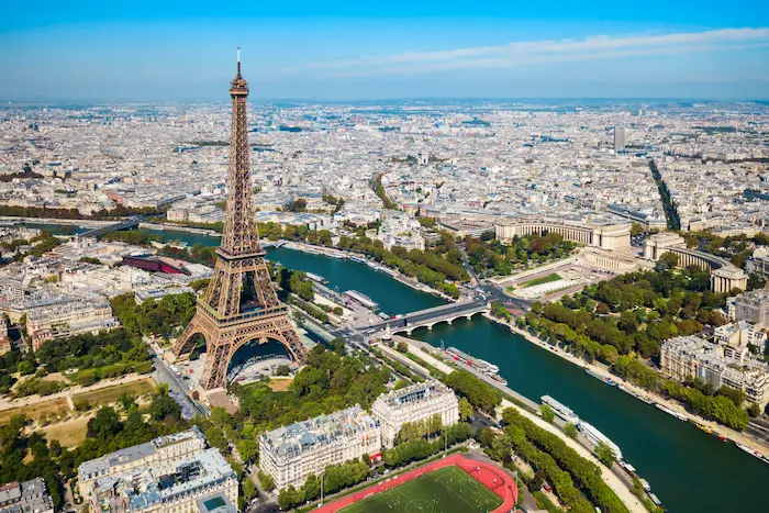 vue aérienne sur Paris, mettant en valeur la Tour Eiffel et l'attrait de la ville auprès des étudiants à la recherche d'une résidence universitaire à Paris