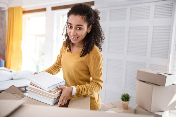 Logement étudiant Toulouse : une étudiante déménage dans un appartement. Elle doit de se munir de ses propres affaires pour vivre convenablement. Cette étudiante aura l'avantage de pouvoir personnaliser les pièces. Vous pouvez aussi trouver des logements meublés.