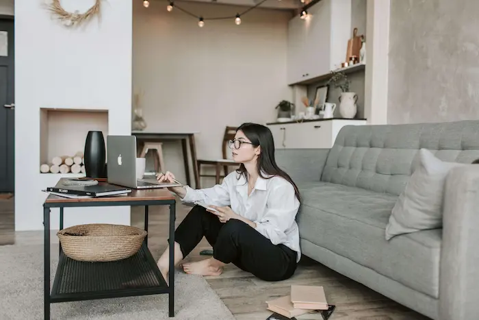 Image d'une femme dans son salon, dans un logement étudiant à Perpignan