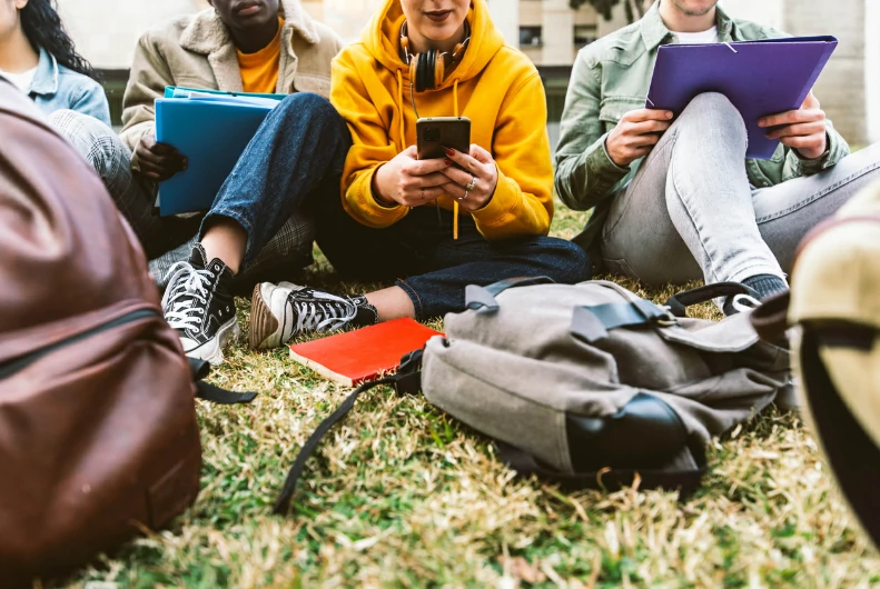 résidence étudiante à bristol : des étudiants sont en train de discuter en attendant les cours dans le campus. Routine universitaire. Résidence et colocation. 