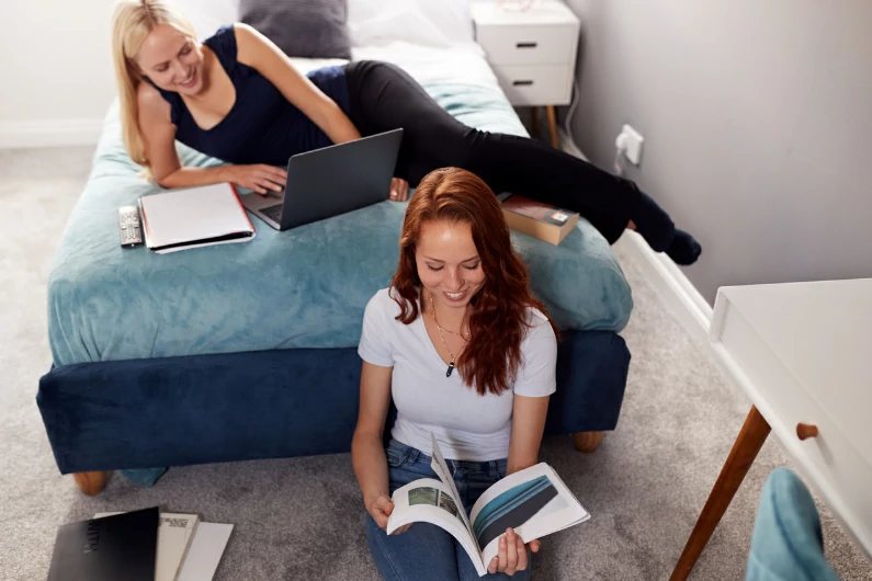 résidence étudiante à Clamart : deux étudiantes en colocation partagent ensemble le weekend. Vie universitaire et étudiante.