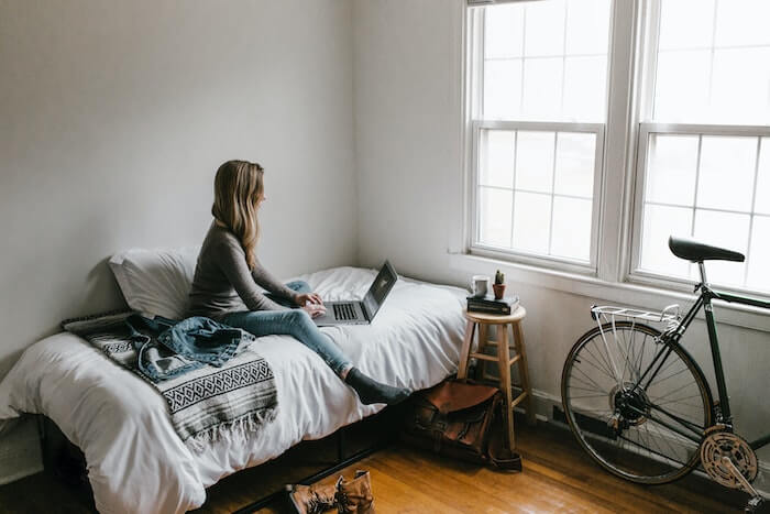 Photo d'une étudiante dans son logement à Aubervilliers