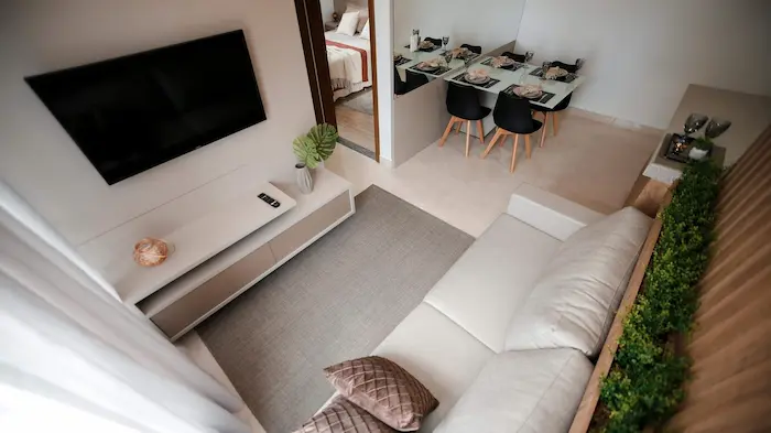 Un appartement à Paris 4 avec un séjour, une chambre à coucher et une kitchenette.