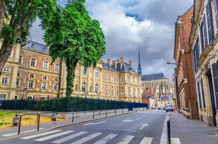Vue sur un quartier étudiant à Amiens, ville appréciée par les étudiants qui sont nombreux à s'installer dans un coliving à Amiens