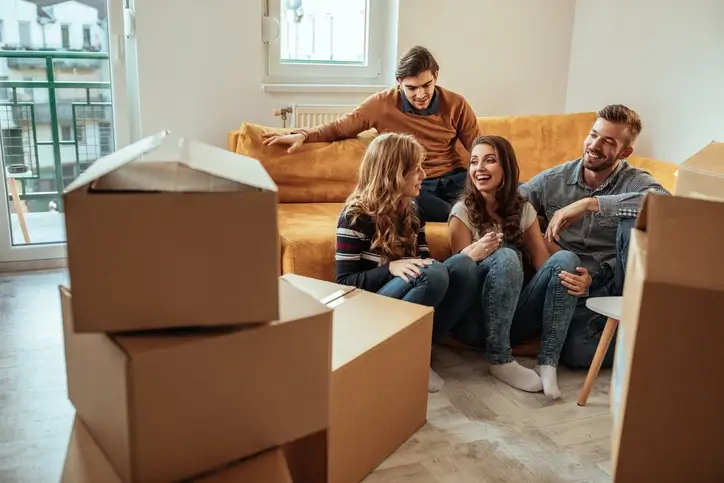 Photo de trois étudiants en colocation, qui viennent d'emménager dans leur nouvel appartement en colocation à Montreuil.