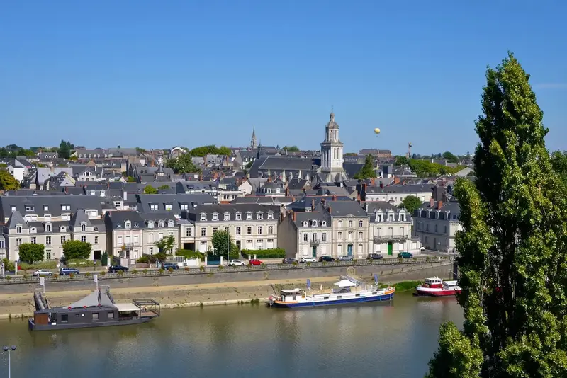 Vue sur la ville d'Angers, une ville étudiante charmante dans le Maine-et-Loire. on y voit les bâtiments où la colocation étudiante à Angers est disponible.