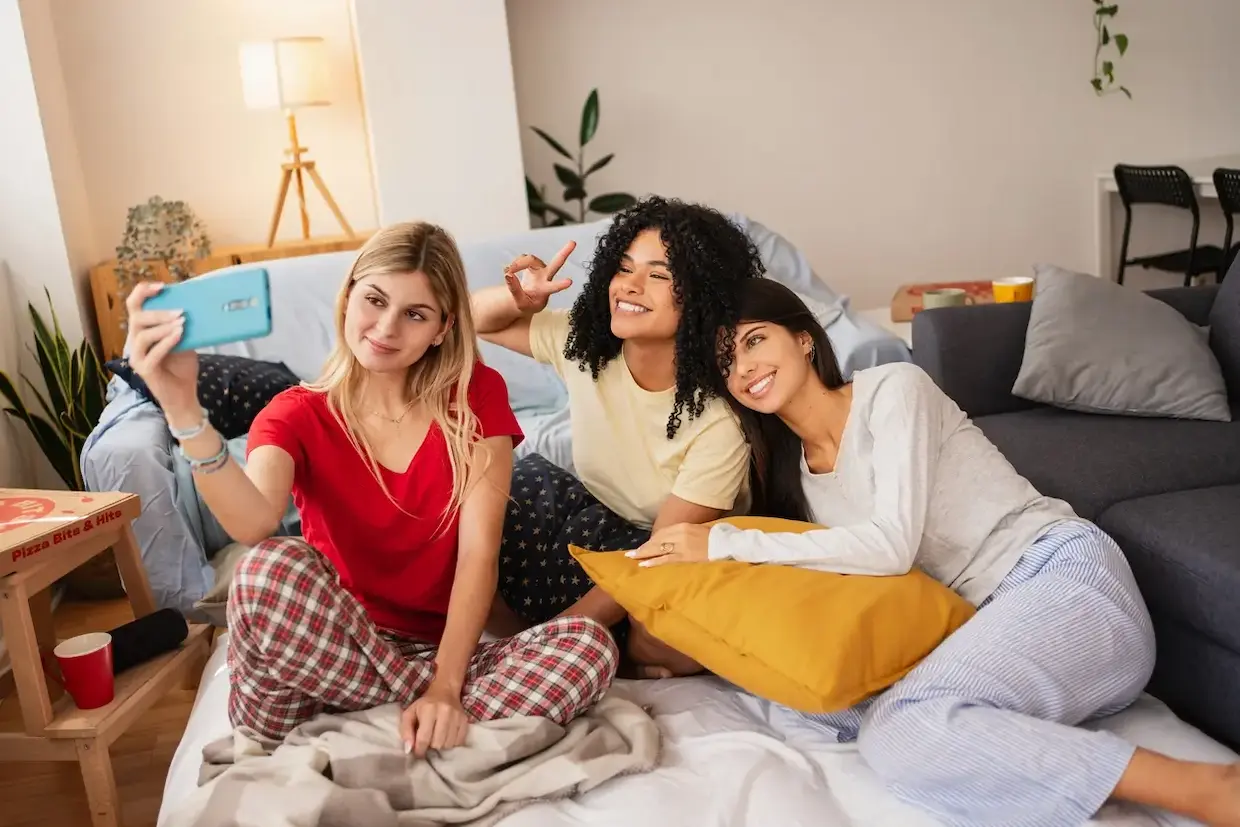 Photo de plusieurs étudiantes, dans le salon de leur logement en colocation CAF