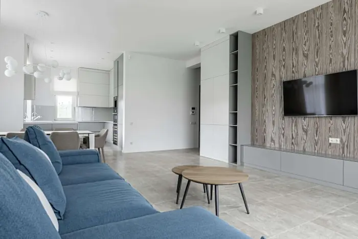 Un appartement à Strasbourg meublé moderne pour étudiants. Il comprend un salon, une cuisine ouverte, un TV et une table à manger