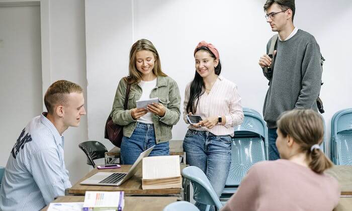 Un groupe d'étudiants en train d'étudier et de discuter ensemble dans une salle de classe
