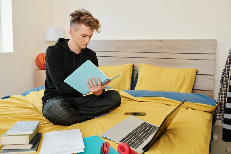 résidence étudiante à Cenon : un étudiant se prépare pour les examens et commence à réviser les cours. Lit de résidence étudiante. Vie universitaire.