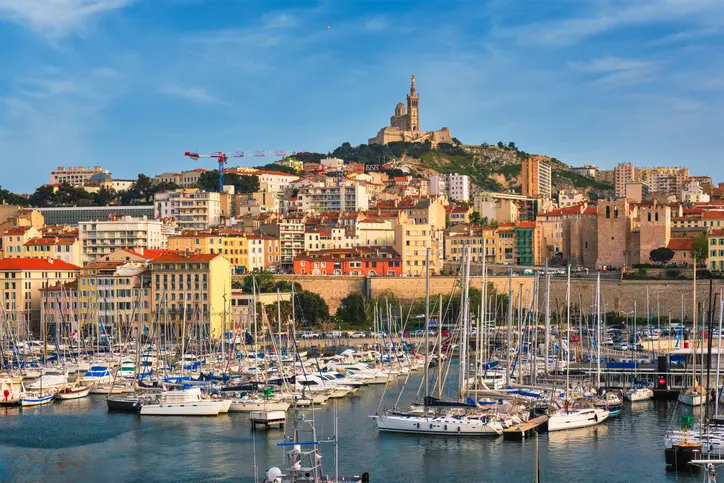 Vue sur la magnifique ville de Marseille, les bâtiments sont idéalement situés, la localisation idéale pour un logement étudiant Marseille