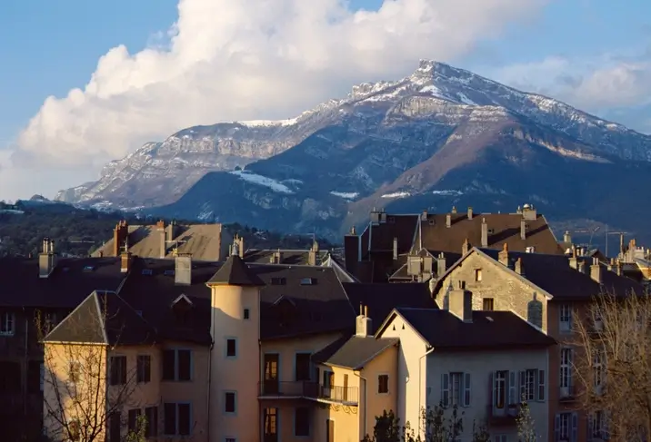 Photo de maisons en colocation à Chambéry, avec son paysage pittoresque en arrière-plan.