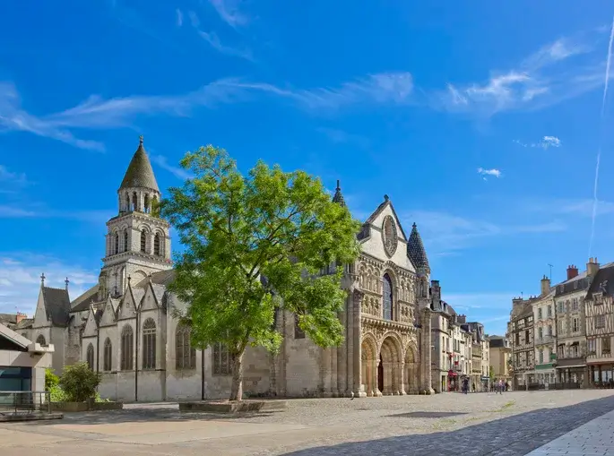 Edifice historique au cœur de Poitiers. L'on voit en arrière-plan des bâtiments abritant des logements étudiants à Poitiers.