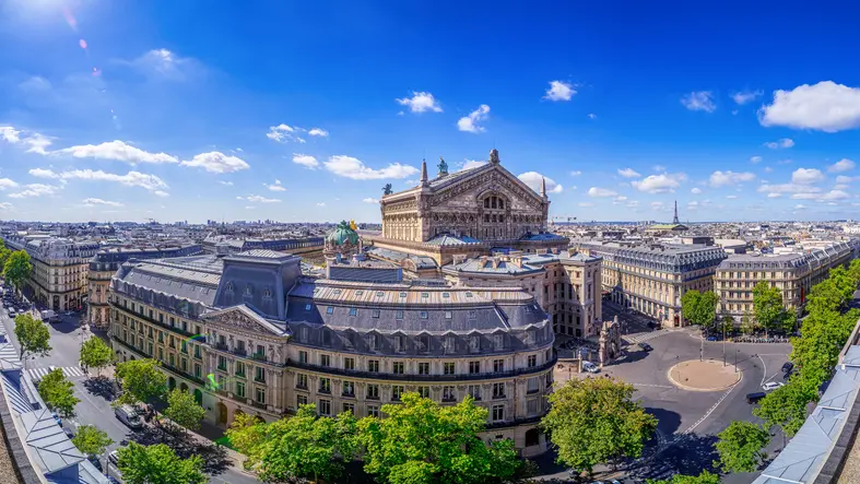 Vue sur la ville de Paris, mettant en valeur la beauté de la ville étudiante, expliquant l'intérêt des jeunes pour la location appartement Paris 11