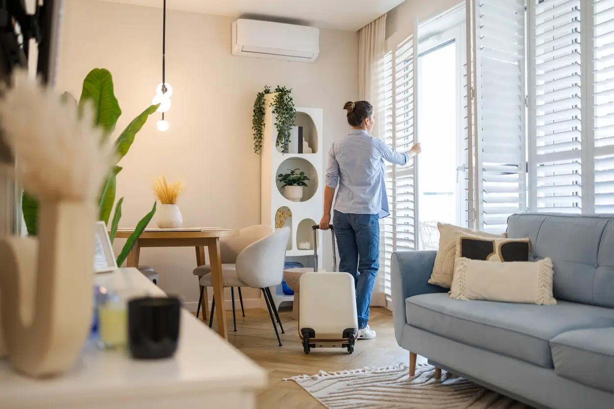 Une jeune étudiante qui admire la vue depuis son logement en colocation à Saint-Etienne. Elle vient d'emménager dans son nouveau logement moderne et à petit prix.